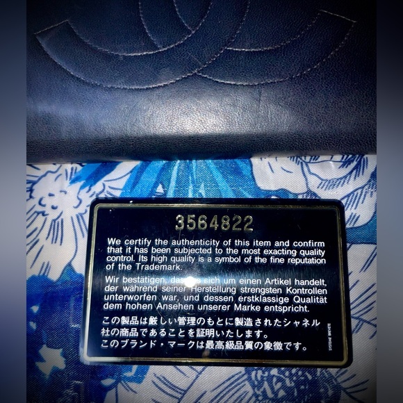 CHANEL Authentic Lambskin Wallet - Picture 4 of 11